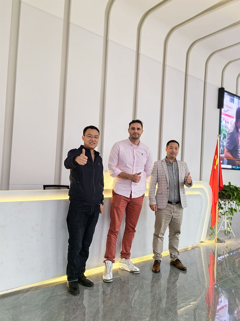 俄羅斯企業代表團一行在咸陽高新區考察交流座談會后蒞臨國盛激光參觀交流